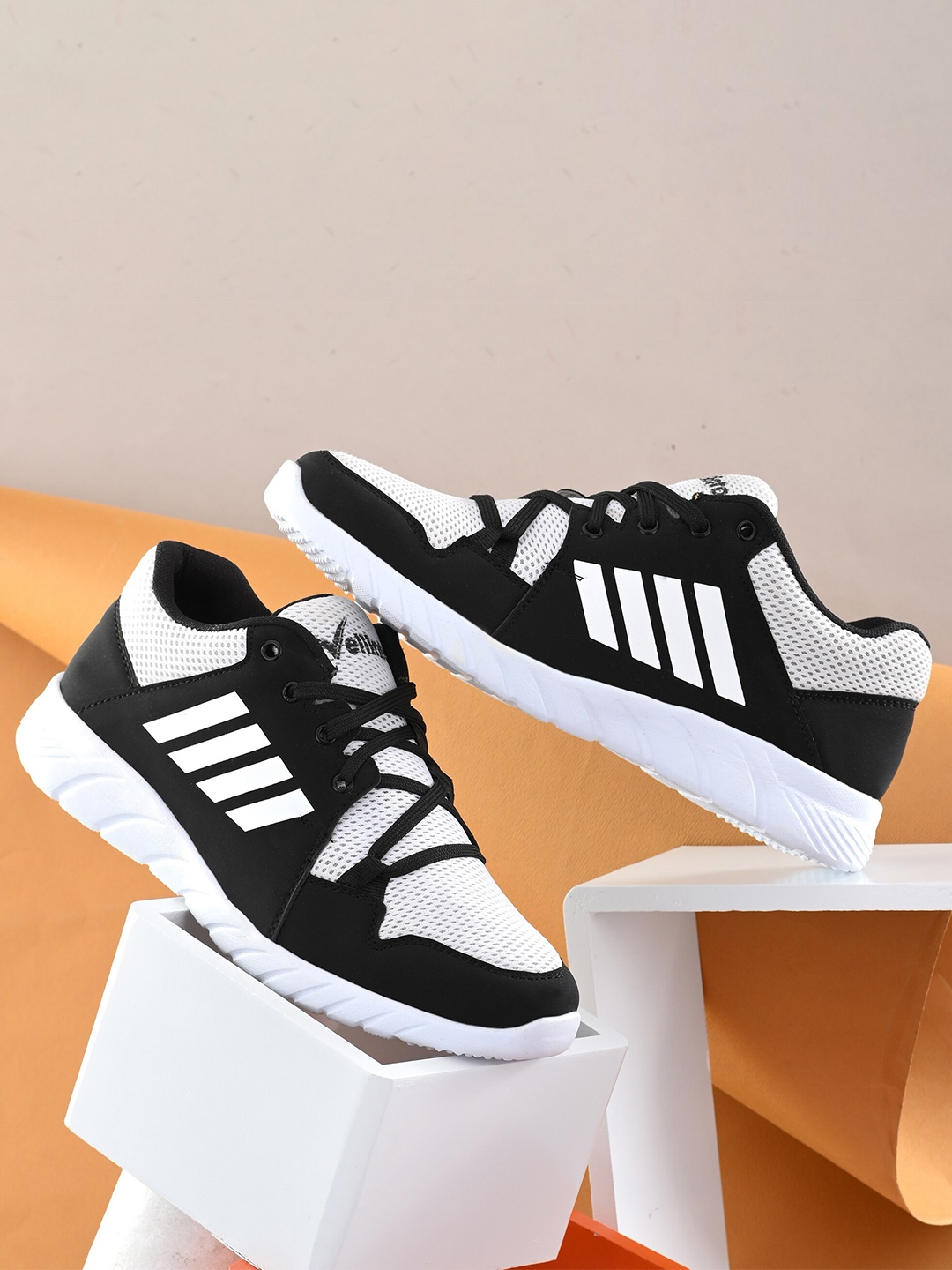

Vellinto Men Textured Lace-Up Running Shoes, White