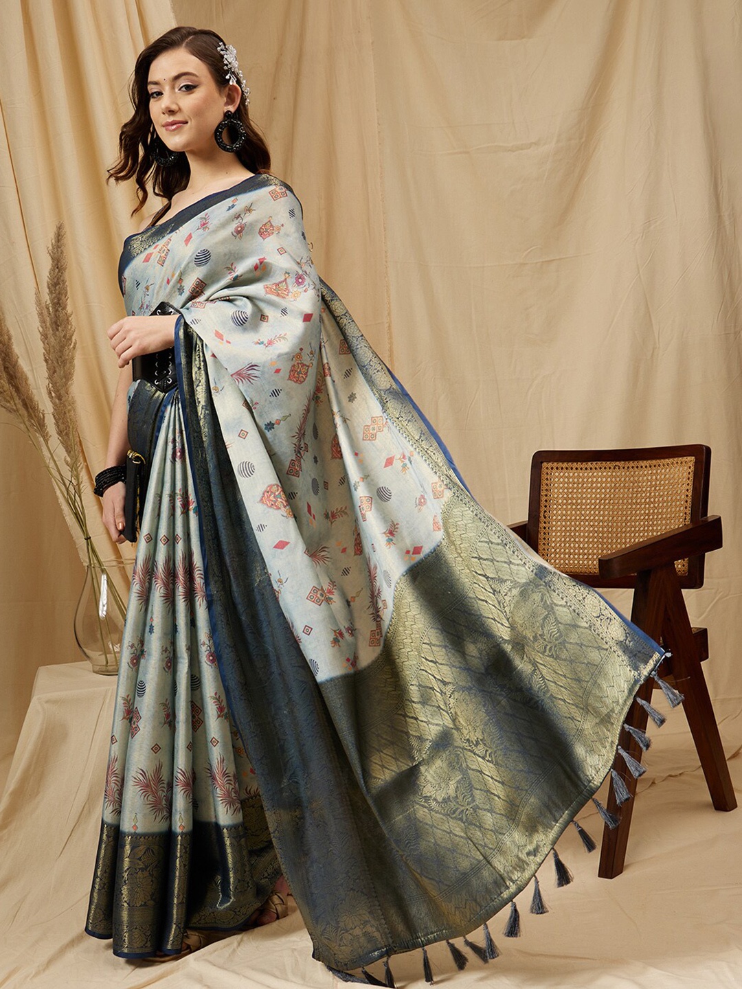 

Silk Land Floral Zari Silk Blend Kanjeevaram Saree, Grey