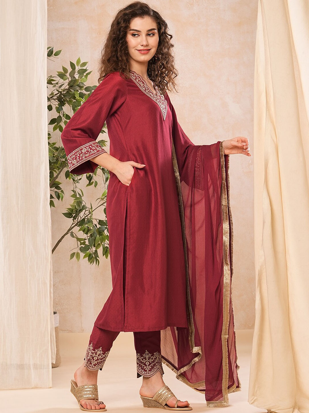 

Globus Women Embroidered Kurta & Trousers with Fringed Chiffon Dupatta, Maroon