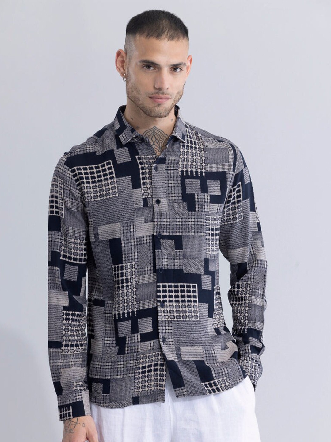 

Snitch Spread Collar Long Sleeves Geometric Print Classic Slim Fit Casual Shirt, Grey