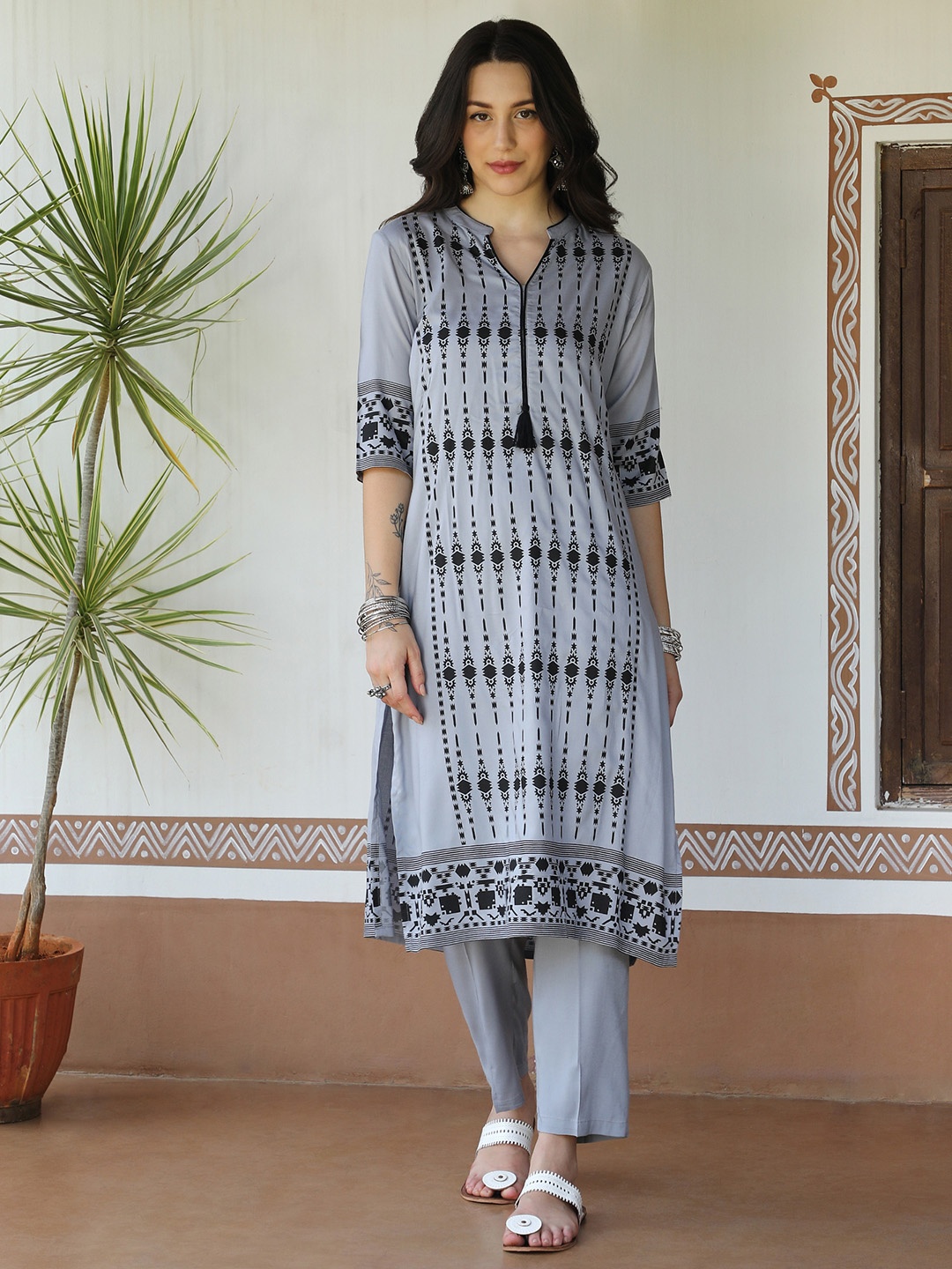 

QISSA Ethnic Motifs Printed Regular Kurta with Trousers, Blue