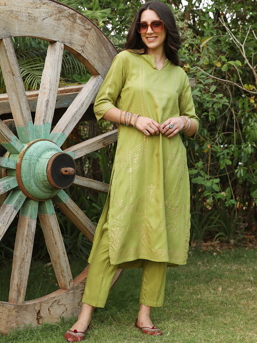 

QISSA Floral Printed Regular Kurta with Trousers, Green