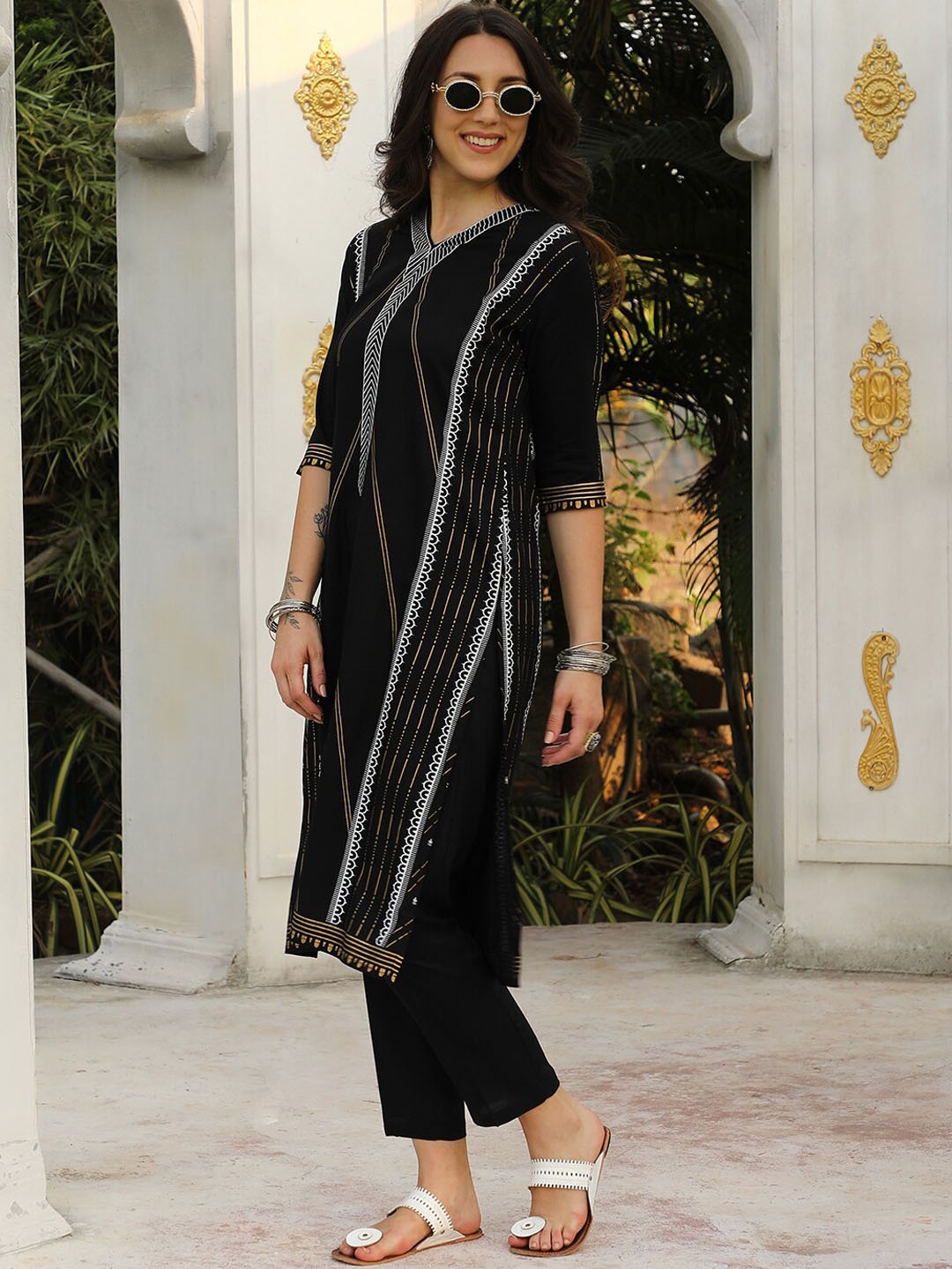 

QISSA V Neck Printed Regular Kurta with Trousers, Black