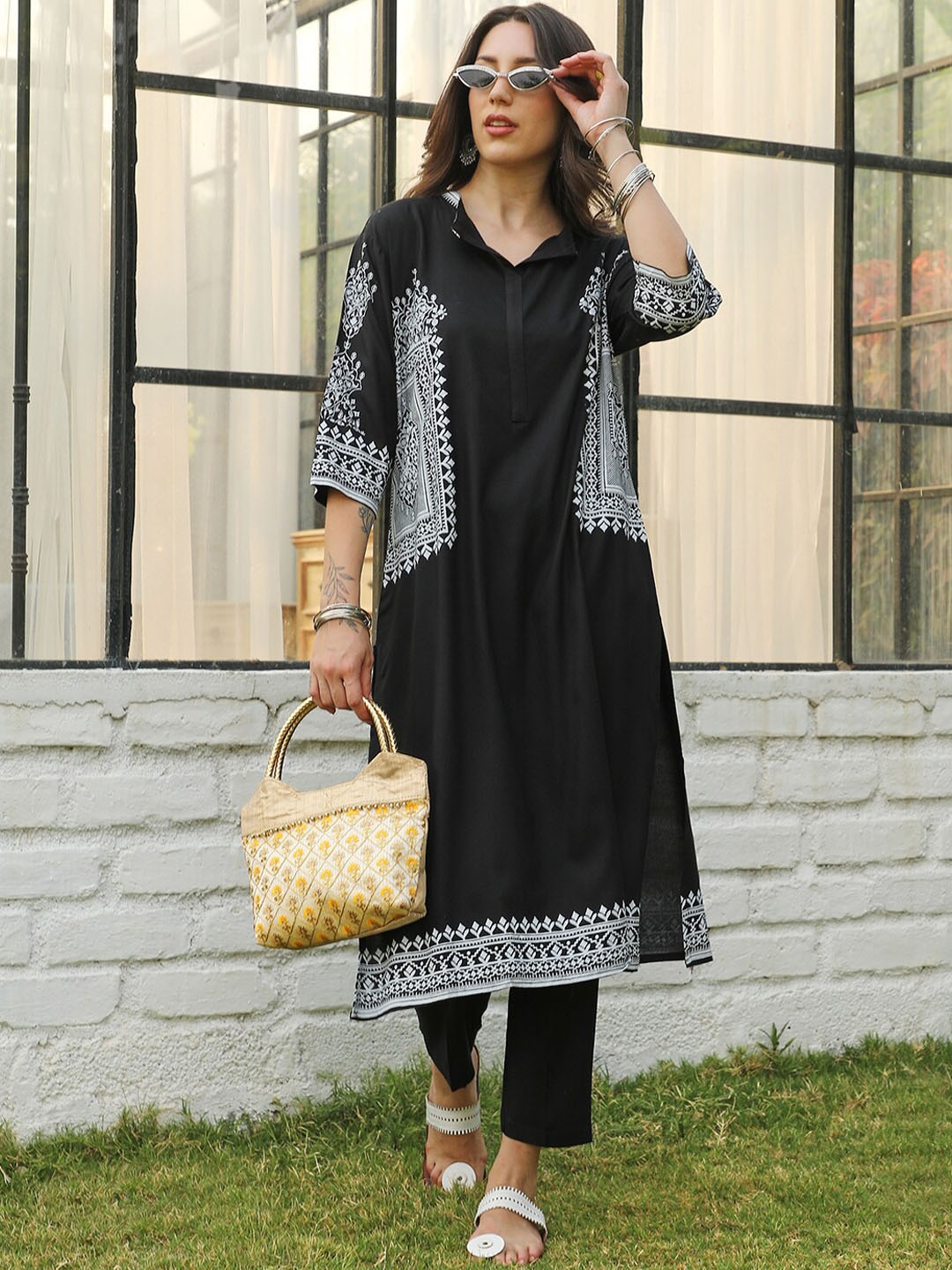 

QISSA Ethnic Motifs Printed Regular Kurta with Trousers, Black