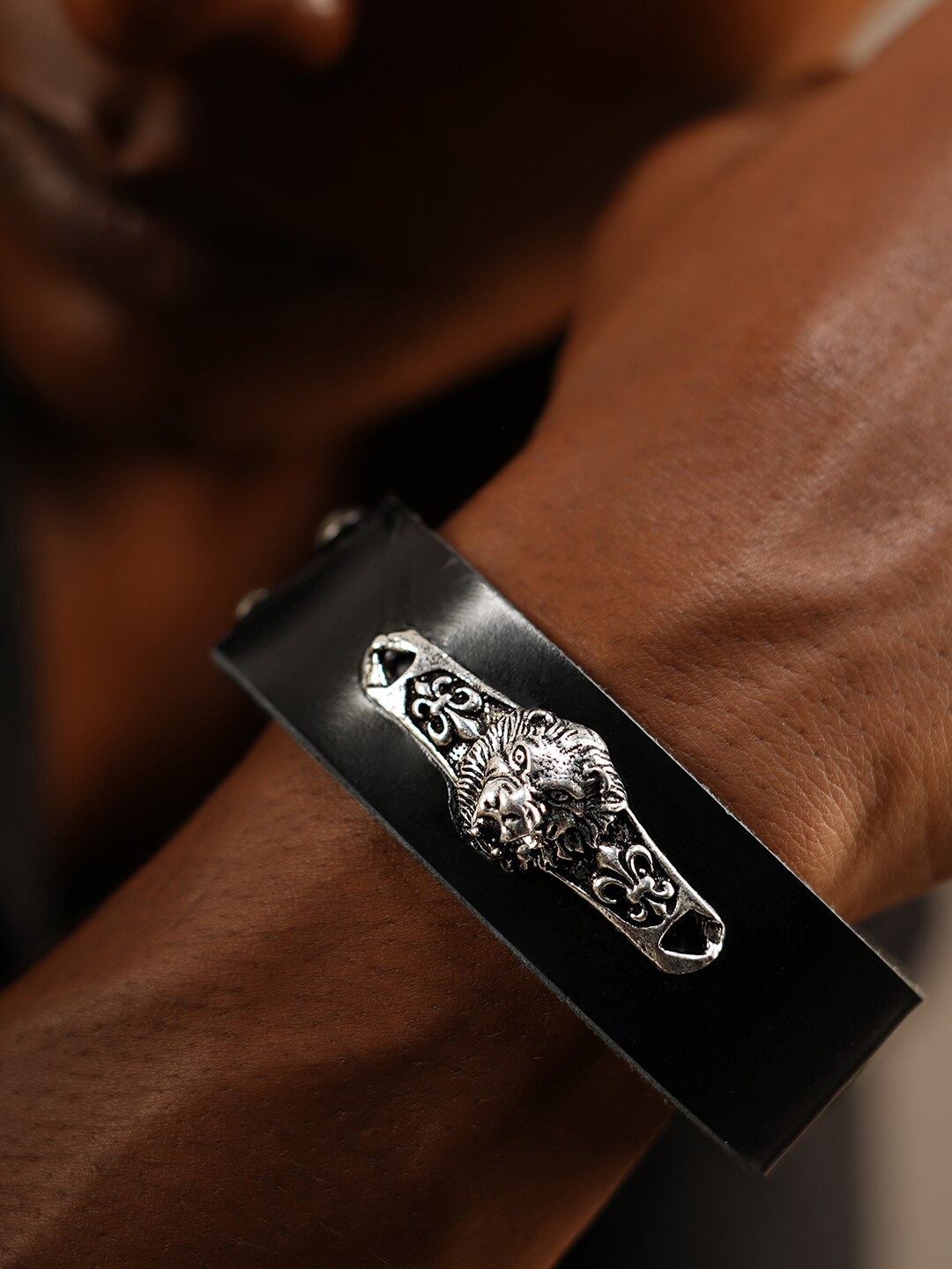 

The Roadster Lifestyle Co. Men Black Wraparound Bracelet