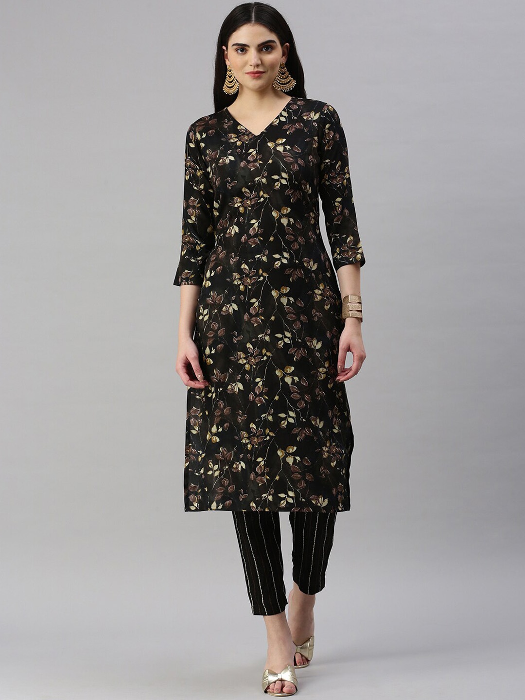 

Shaily V-Neck Floral Printed Regular Kurta with Trousers, Black