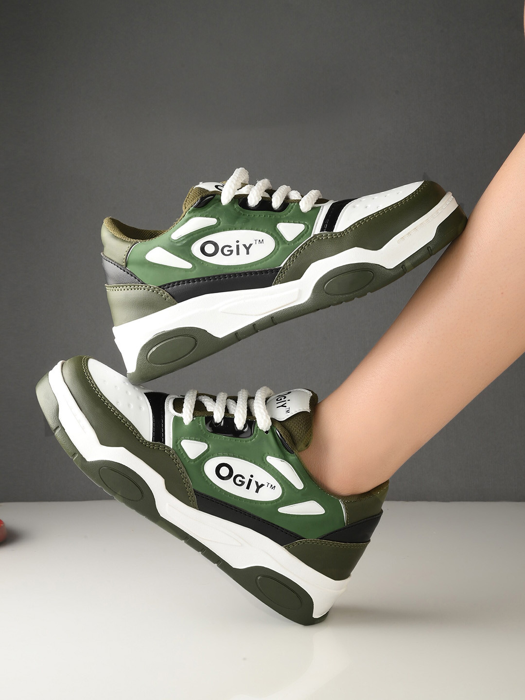 

Layasa Women Colourblocked Lace Up Sneakers, Green