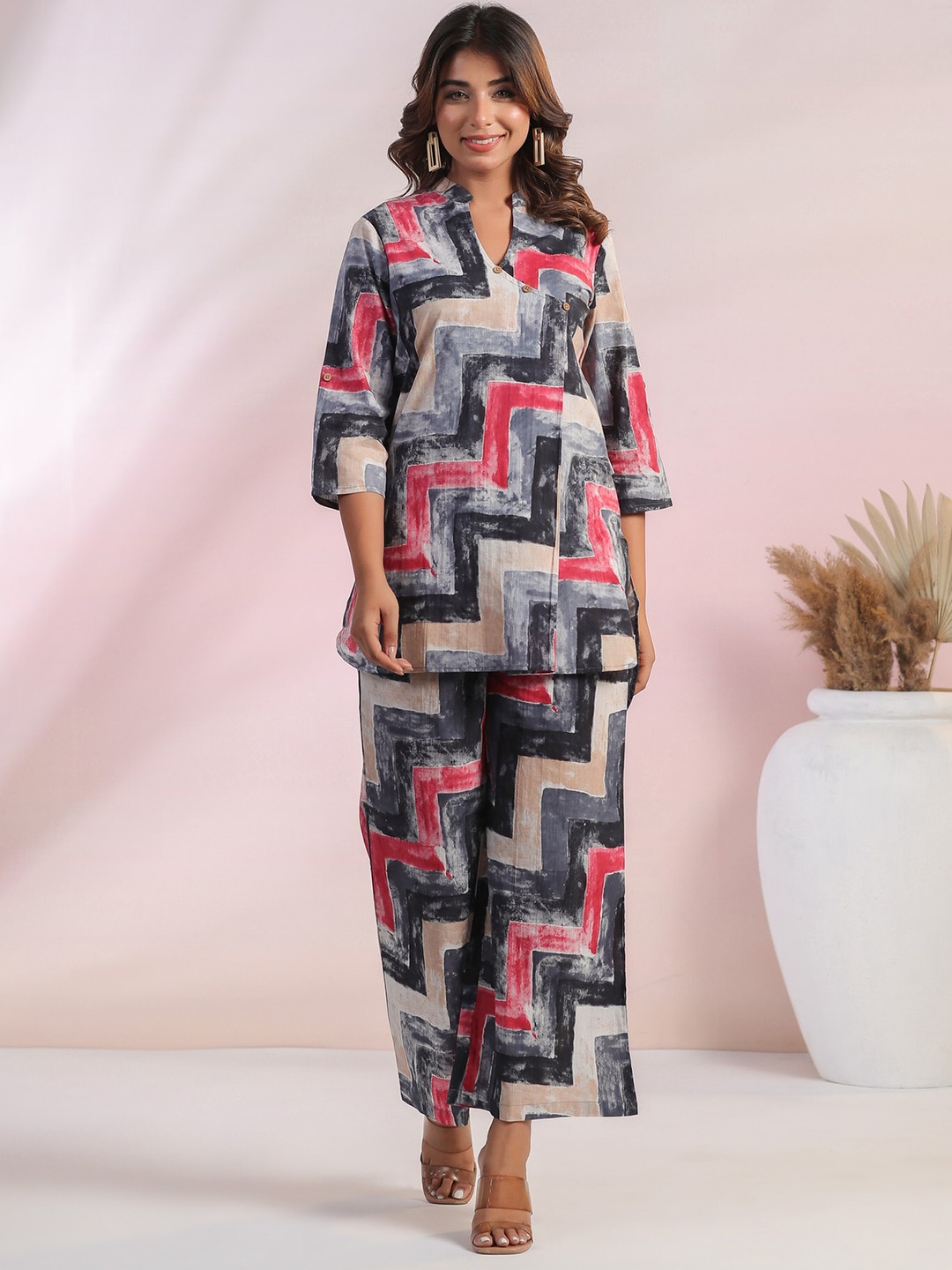 

JISORA Grey Geometric Printed Pure Cotton Nightsuit