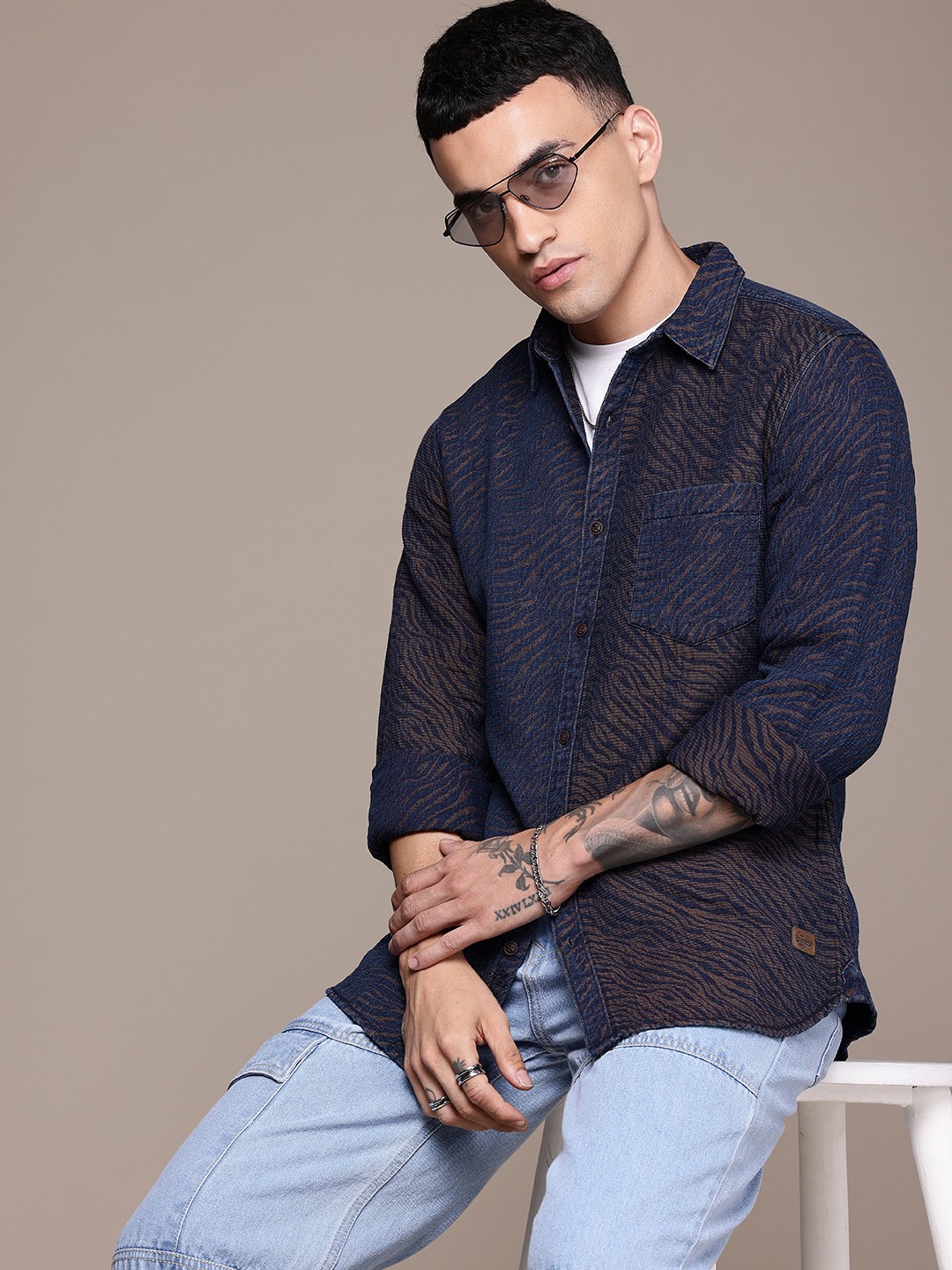 

Roadster Men Self-Design Textured Casual Shirt, Navy blue