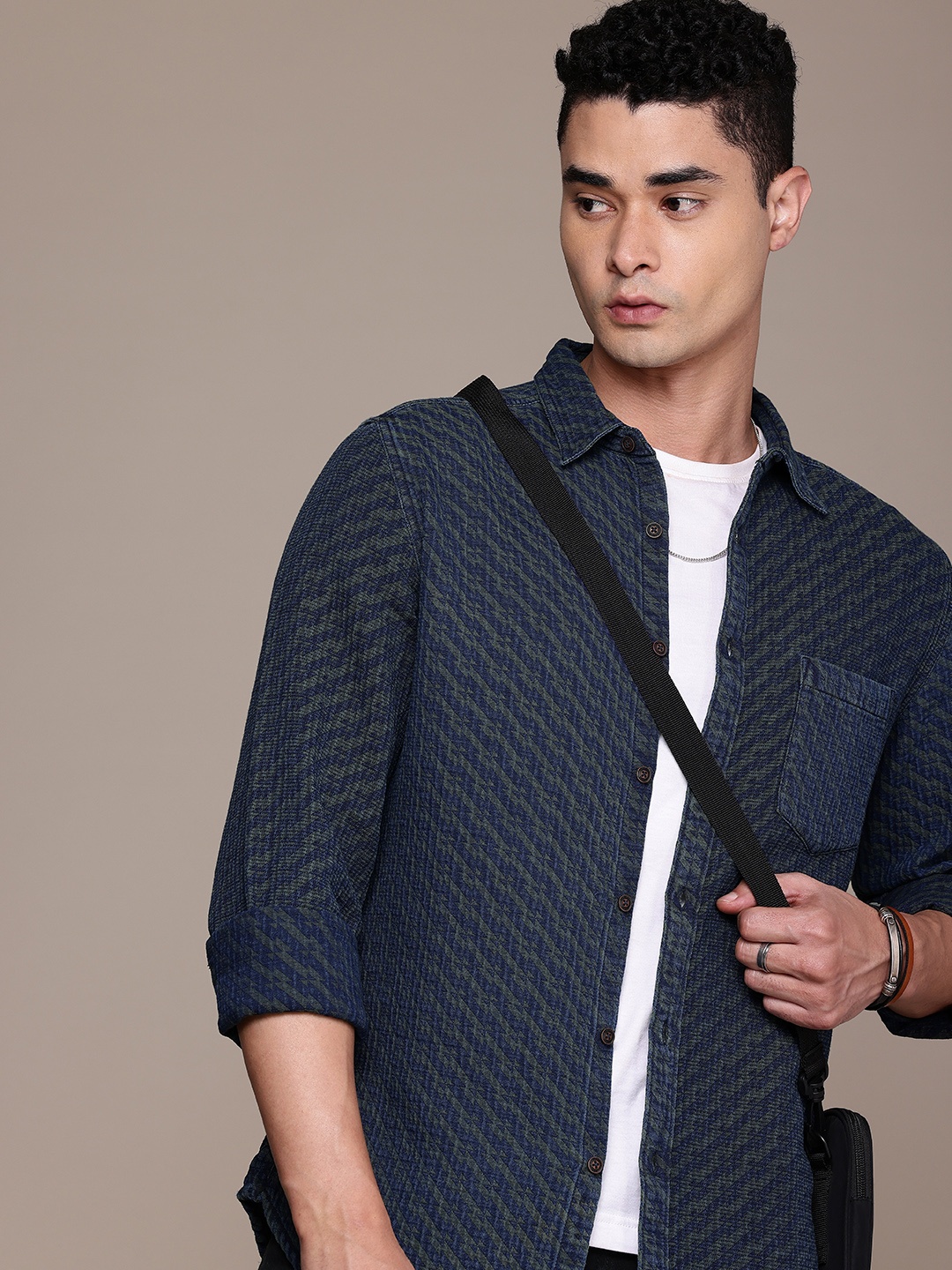 

Roadster Men Self-Design Textured Casual Shirt, Navy blue