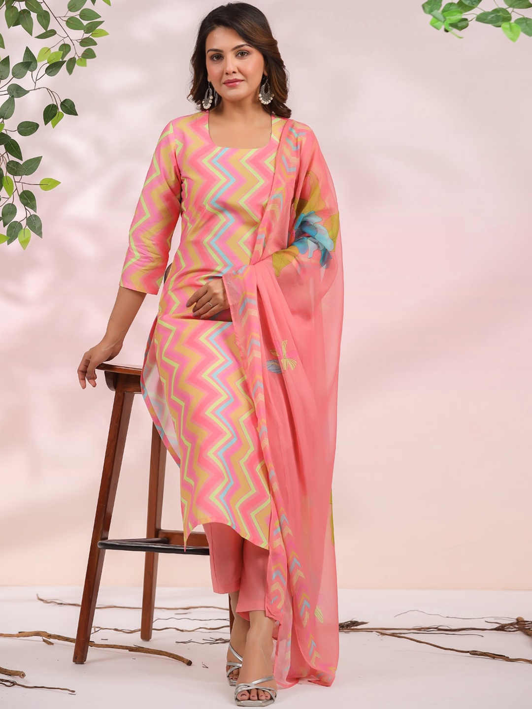 

GoSriKi Chevron Printed Straight Kurta with Trousers & Dupatta, Pink