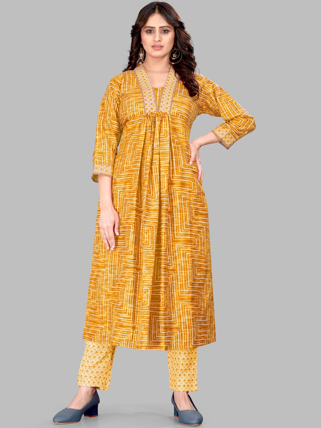 

SUNDARNAARI Ethnic Motifs Printed Regular Kurta with Pyjamas, Gold