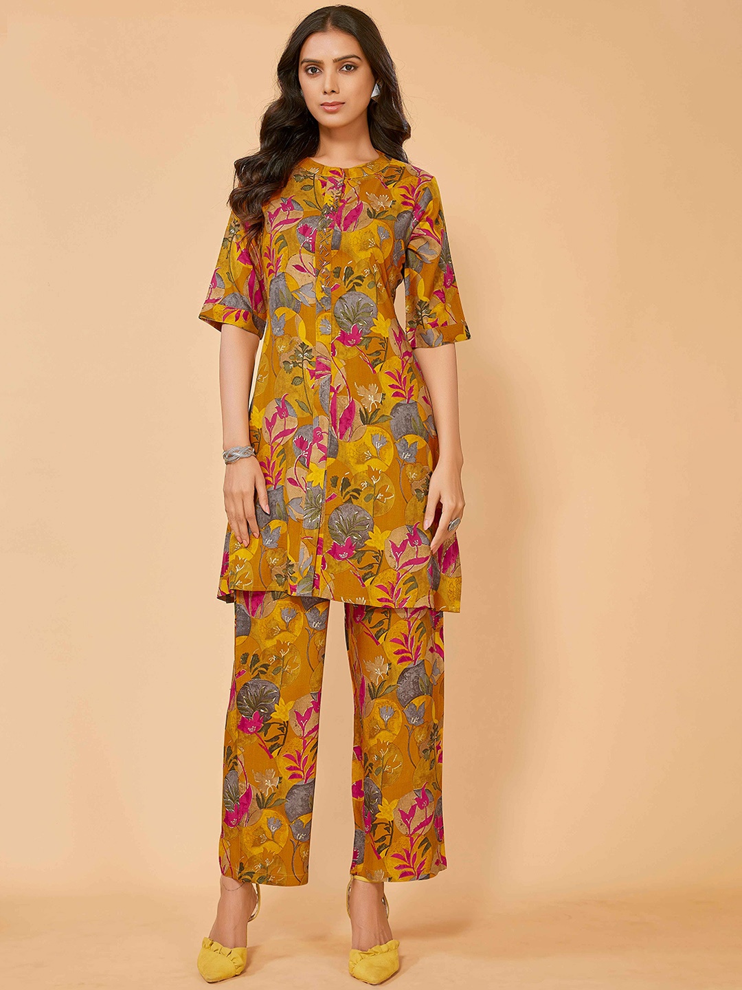 

SUNDARNAARI Floral Printed Mandarin Collar Tunic With Trousers, Yellow