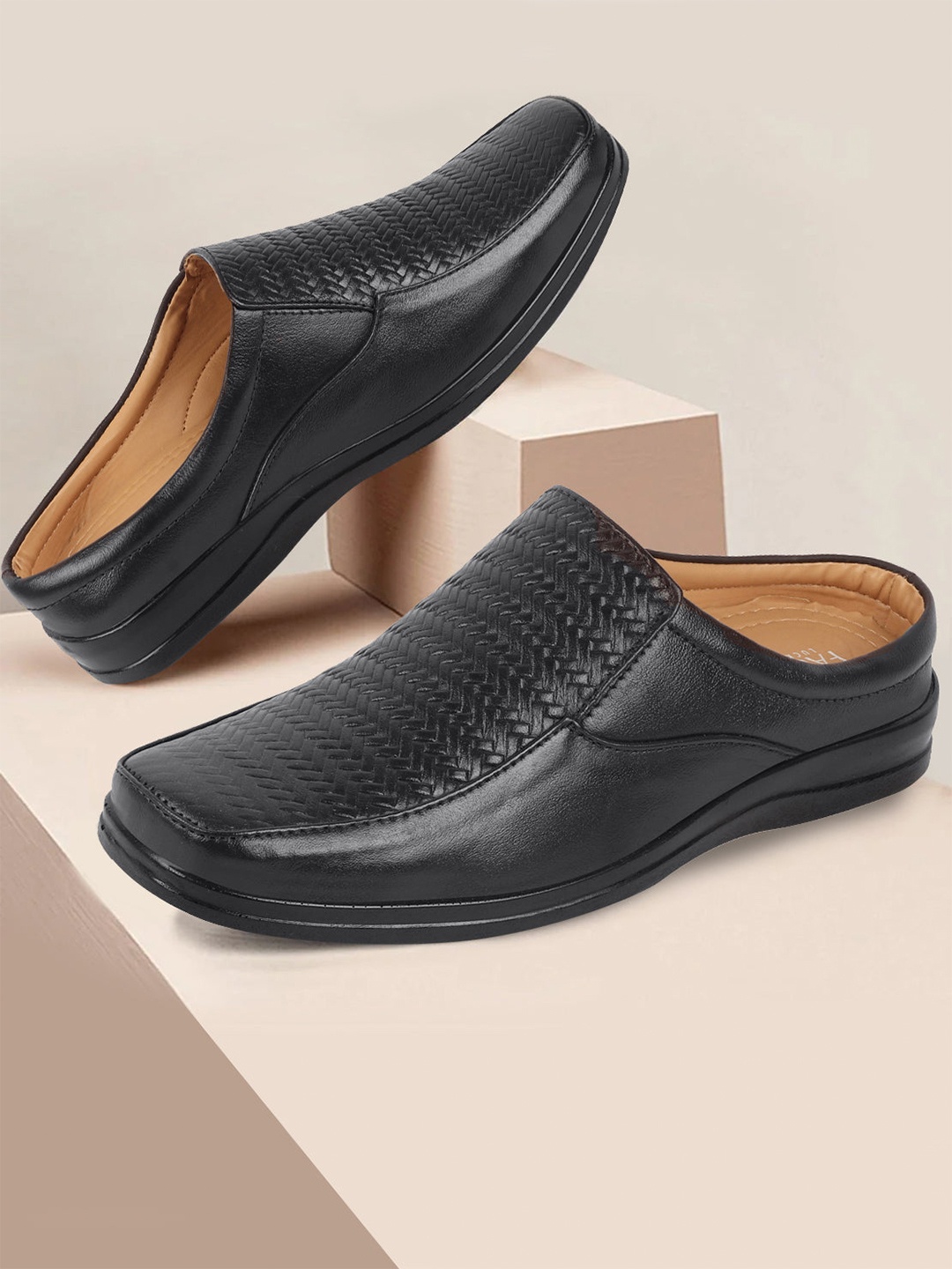 

FAUSTO Men Textured Leather Clogs, Black