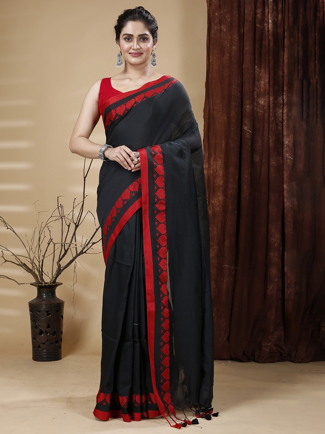 

SLAGHA Embroidered Taant Saree, Black