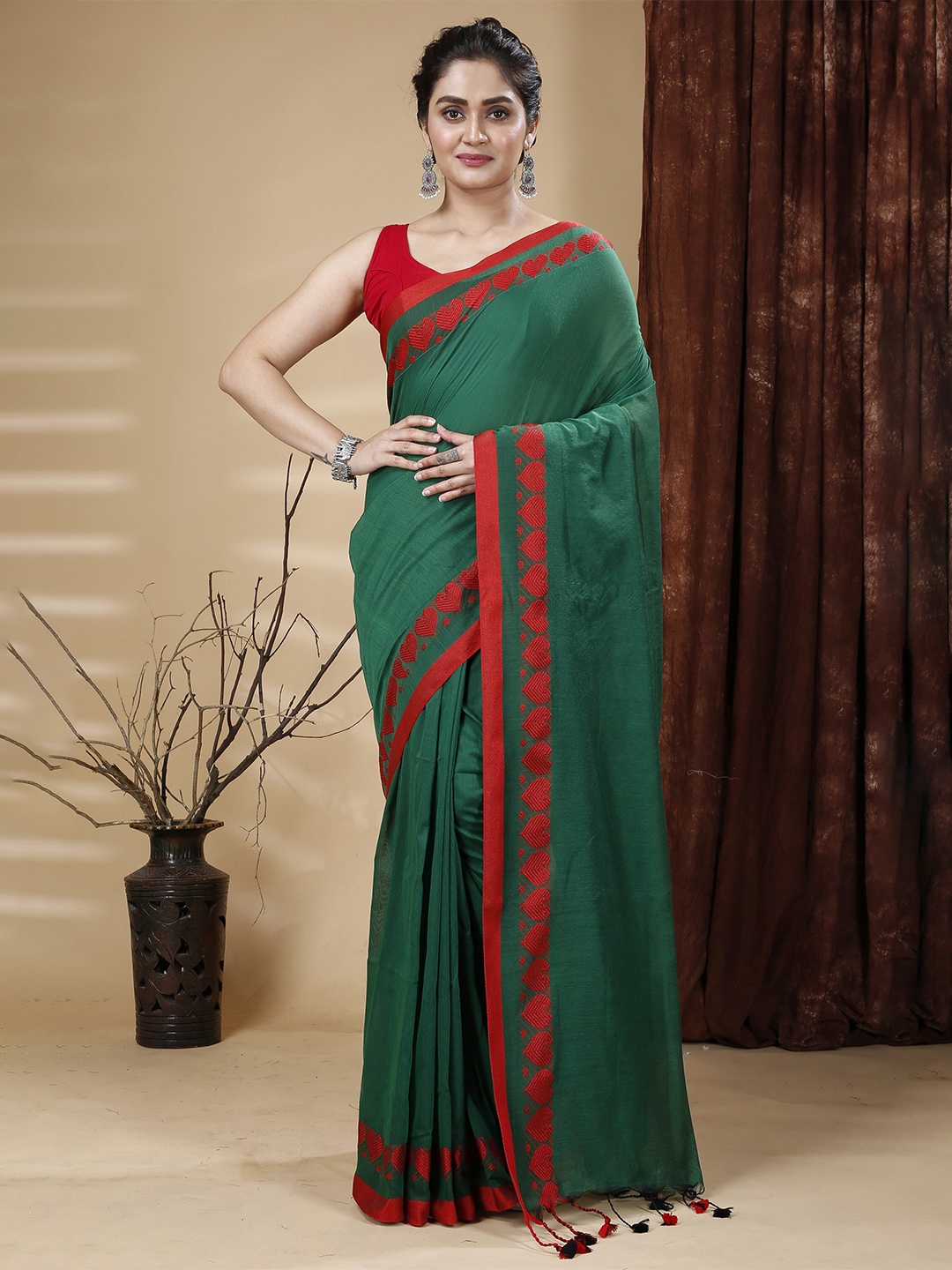 

SLAGHA Embroidered Taant Saree, Green