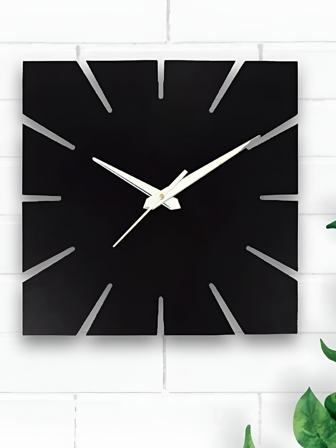 

FASTQT Silver-Toned & Black Geometric Contemporary Wall Clock