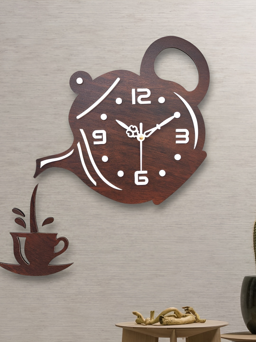 

FASTQT Brown & White Abstract Shaped Wooden Analogue Contemporary Wall Clock