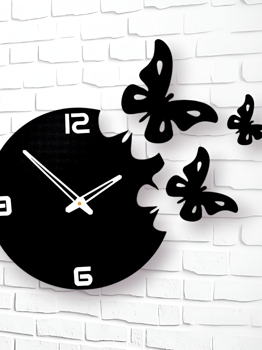 

FASTQT Black & White Wooden Round Contemporary Wall Clock