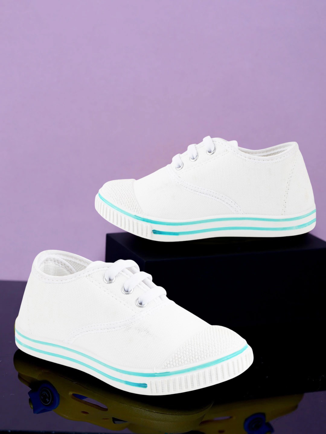

YK Boys Round Toe Lightweight Mesh Sneakers, White