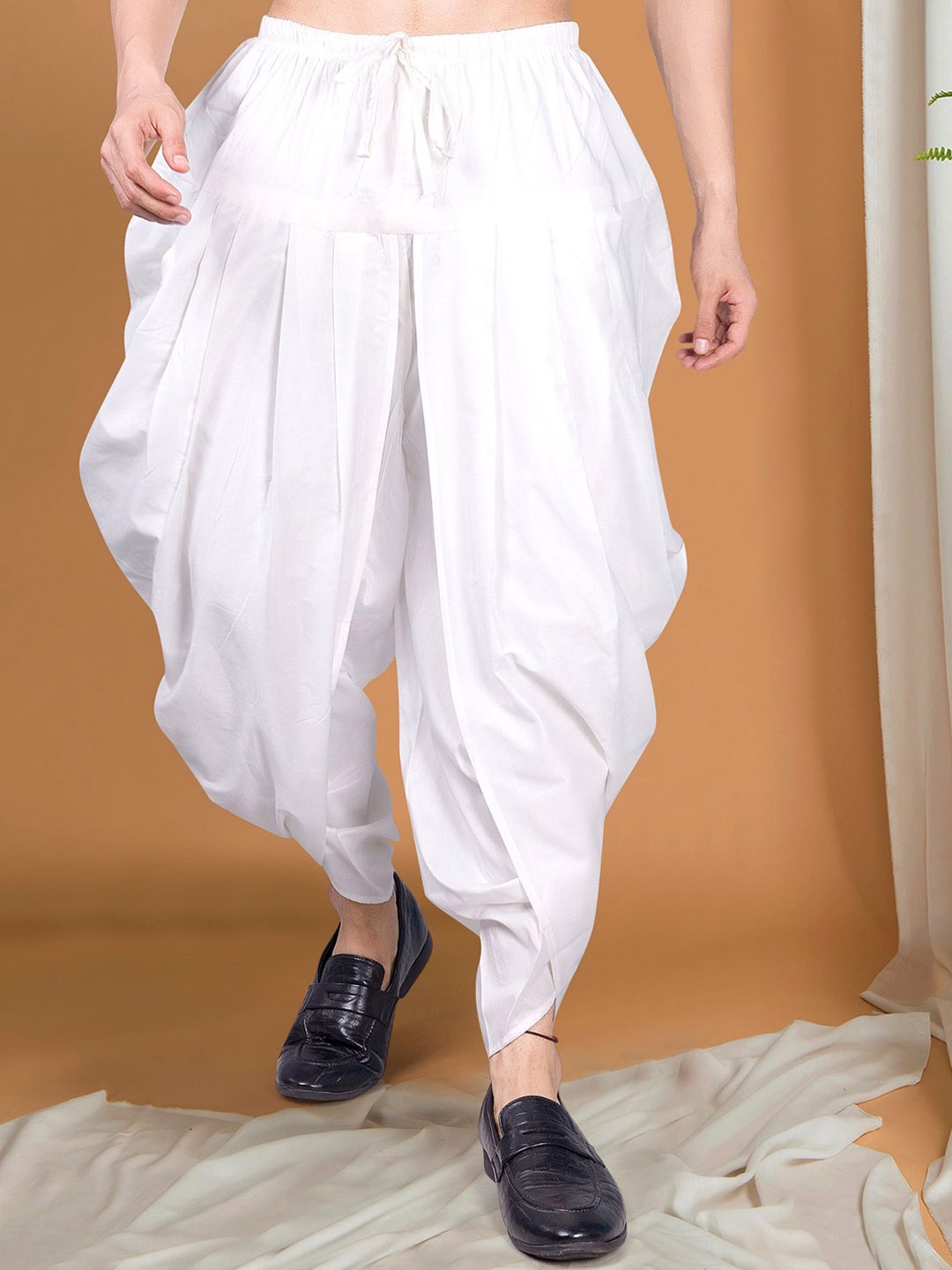 

SHIWAM ETHNIX Men Gathered Or Pleated Silk Dhoti Pants, White