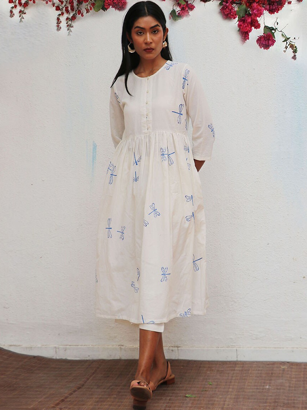 

Chidiyaa Mehri Abstract Printed Pleated Pure Cotton Anarkali Kurta With Trousers, Off white