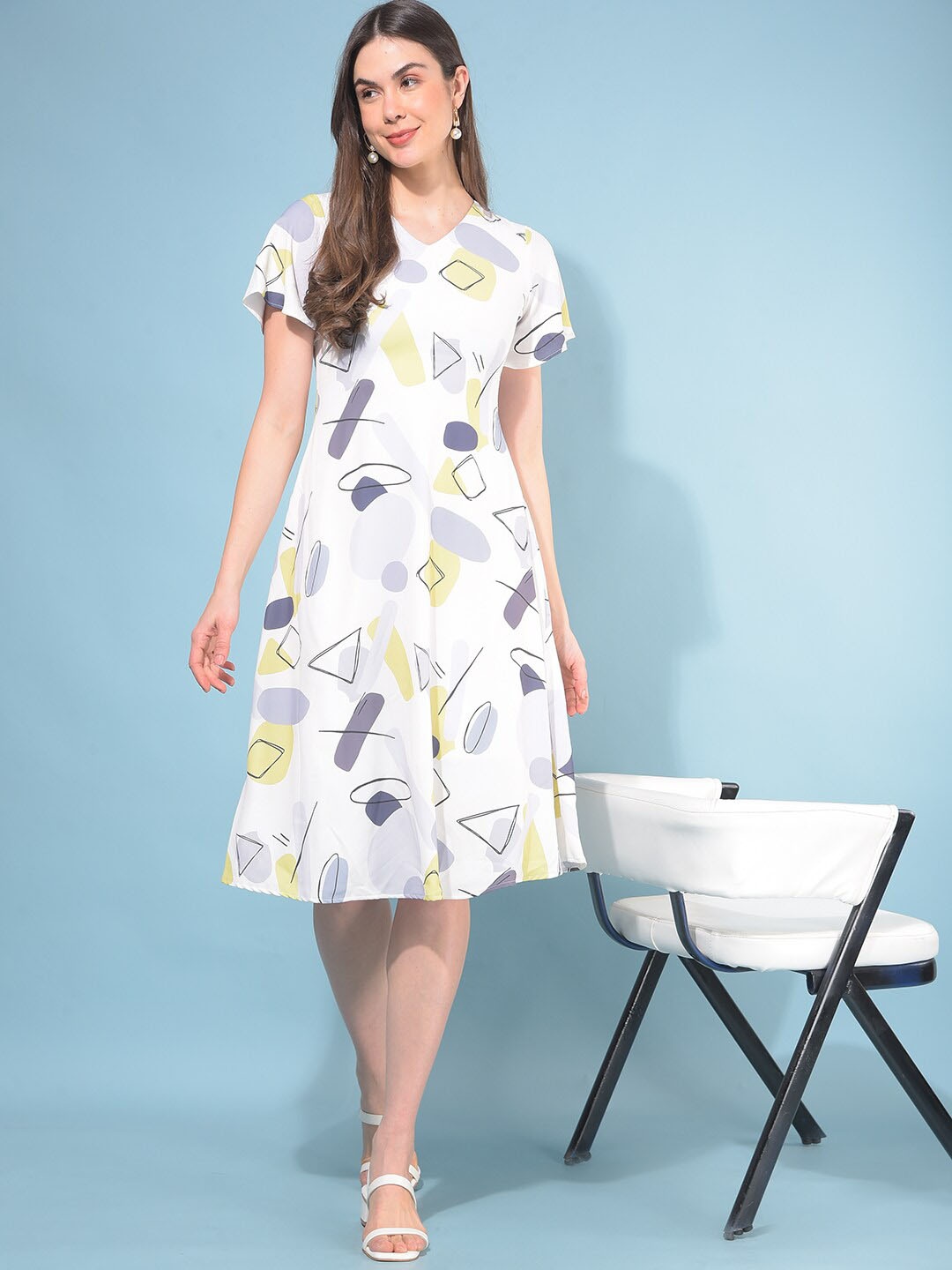 

Crimsoune Club Conversational Printed V-Neck A-Line Dress, Grey