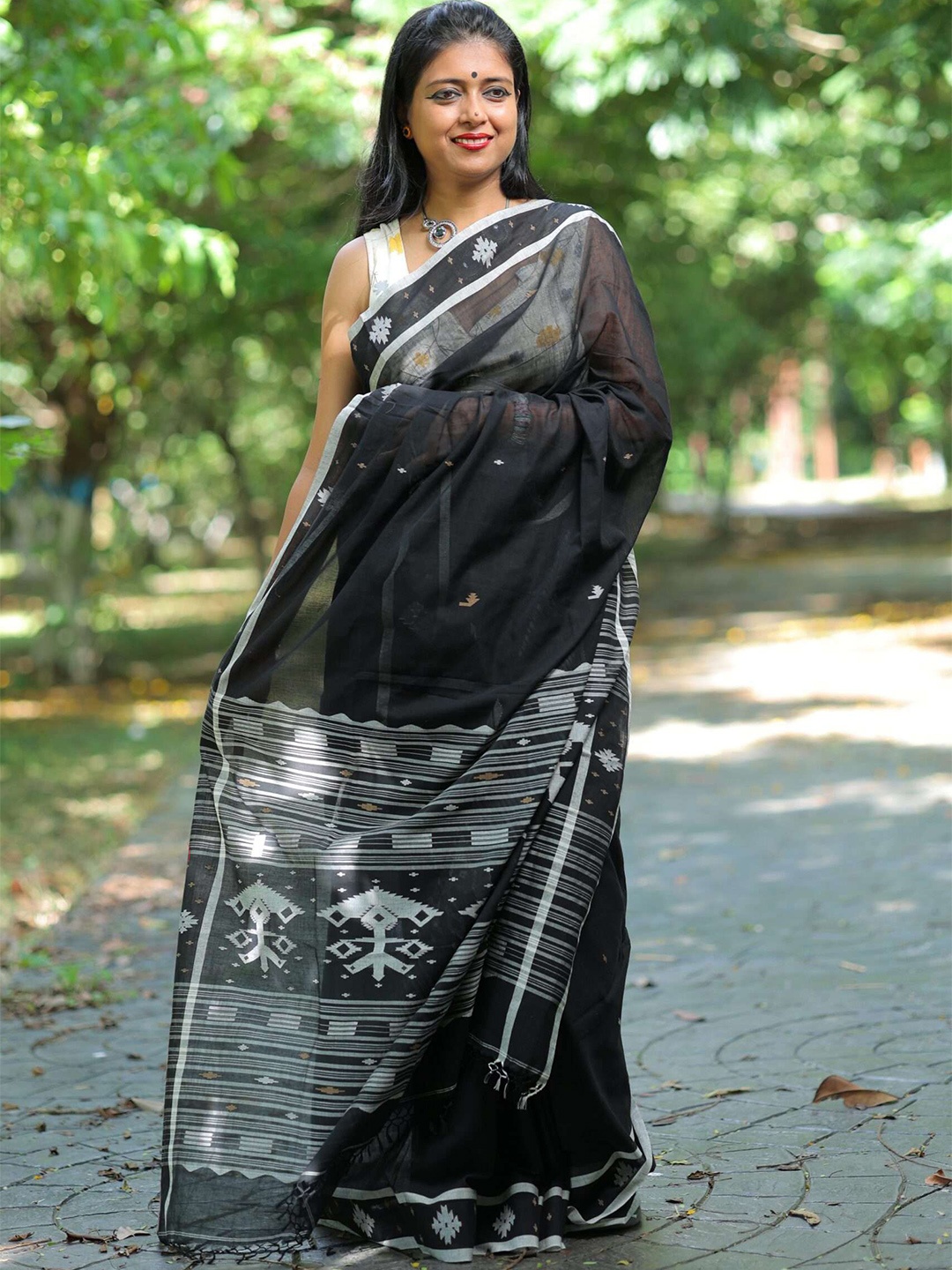 

ShrEes The Fashion Attire Ethnic Motifs Zari Pure Cotton Saree, Black