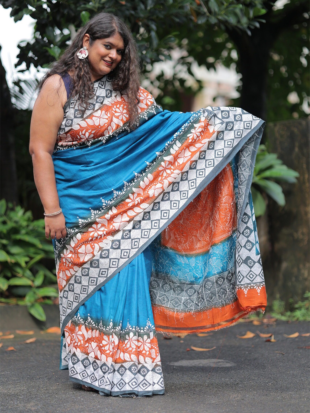 

ShrEes The Fashion Attire Floral Pure Silk Tussar Saree, Blue
