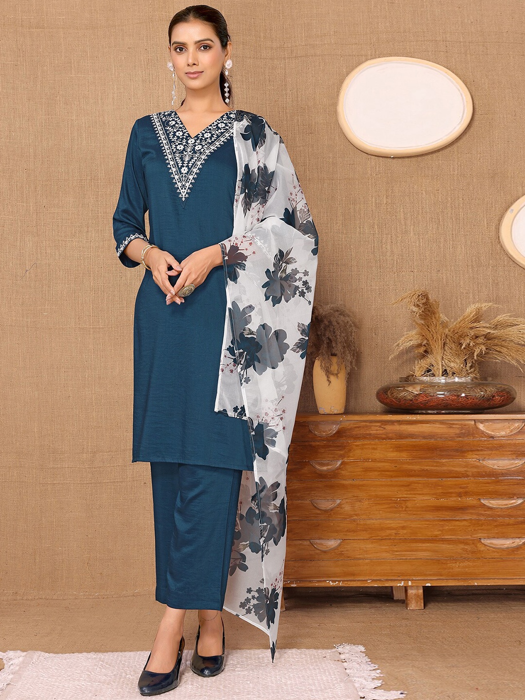 

HERE&NOW Floral Yoke Design Regular Thread Work Kurta with Trousers & Dupatta, Teal