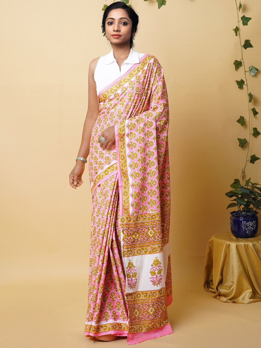 

Unnati Silks Ethnic Motifs Mulmul Cotton Handloom Block Print Saree, Pink