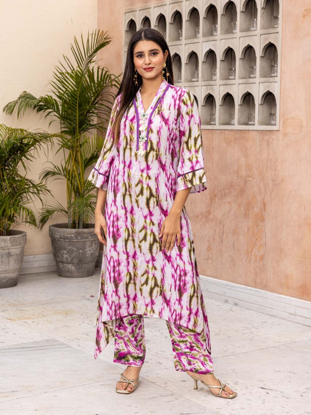 

Ambraee Abstract Dyed V-Neck Asymmetric Kurta with Trousers, White