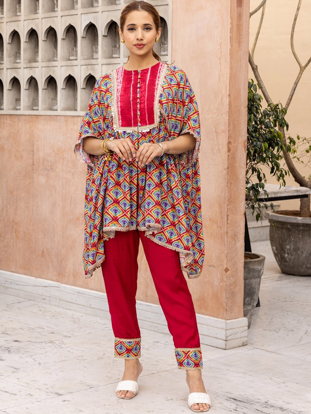 

Ambraee Floral Printed Panelled Kurta with Trousers, Red