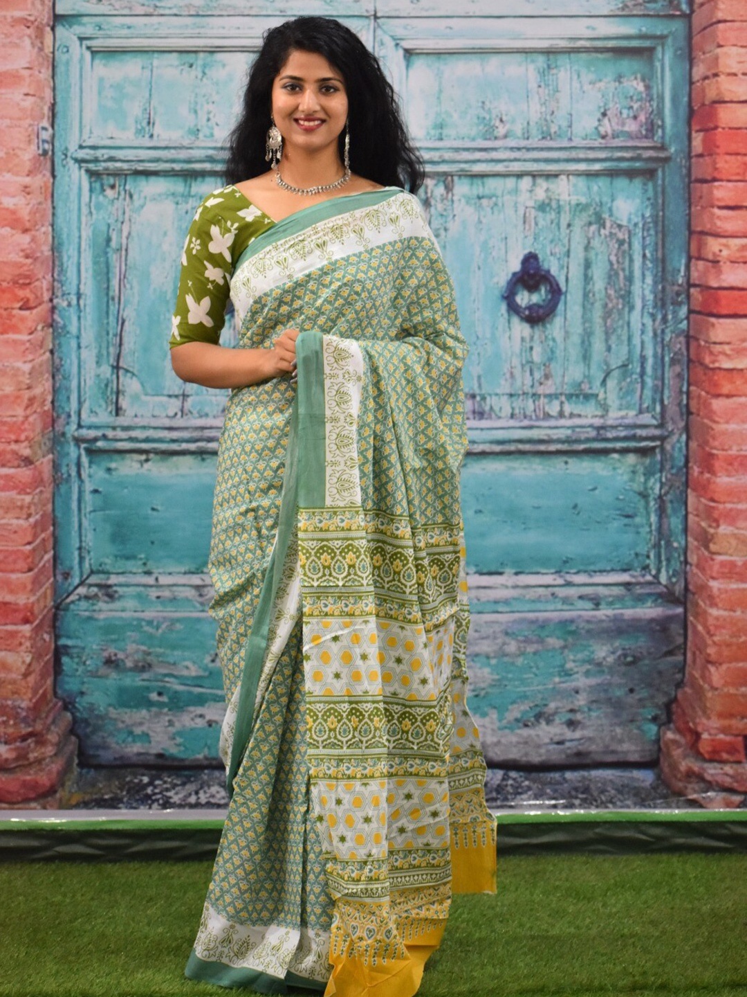 

JALTHER Ajrak Block Printed Pure Cotton Block Print Saree, Green