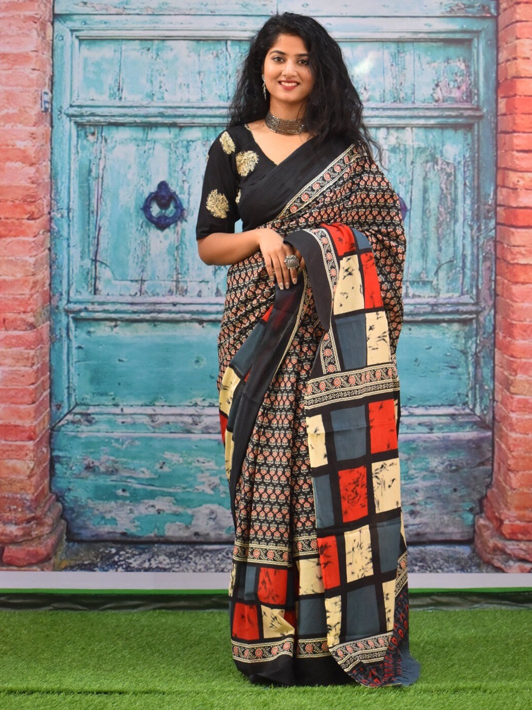 

JALTHER Ajrak Block Printed Pure Cotton Block Print Saree, Black