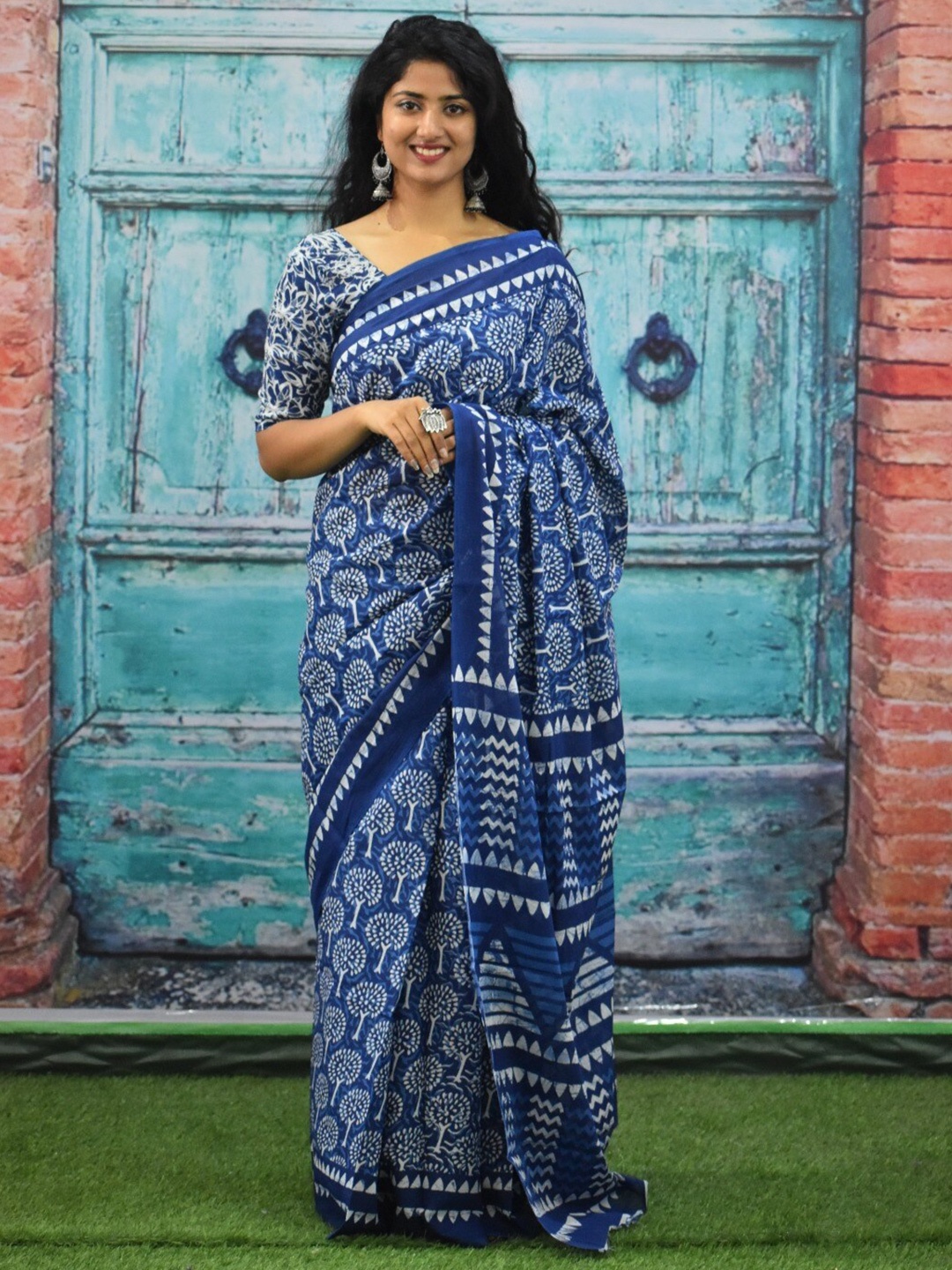 

JALTHER Floral Pure Cotton Block Print Ikat Saree, Blue