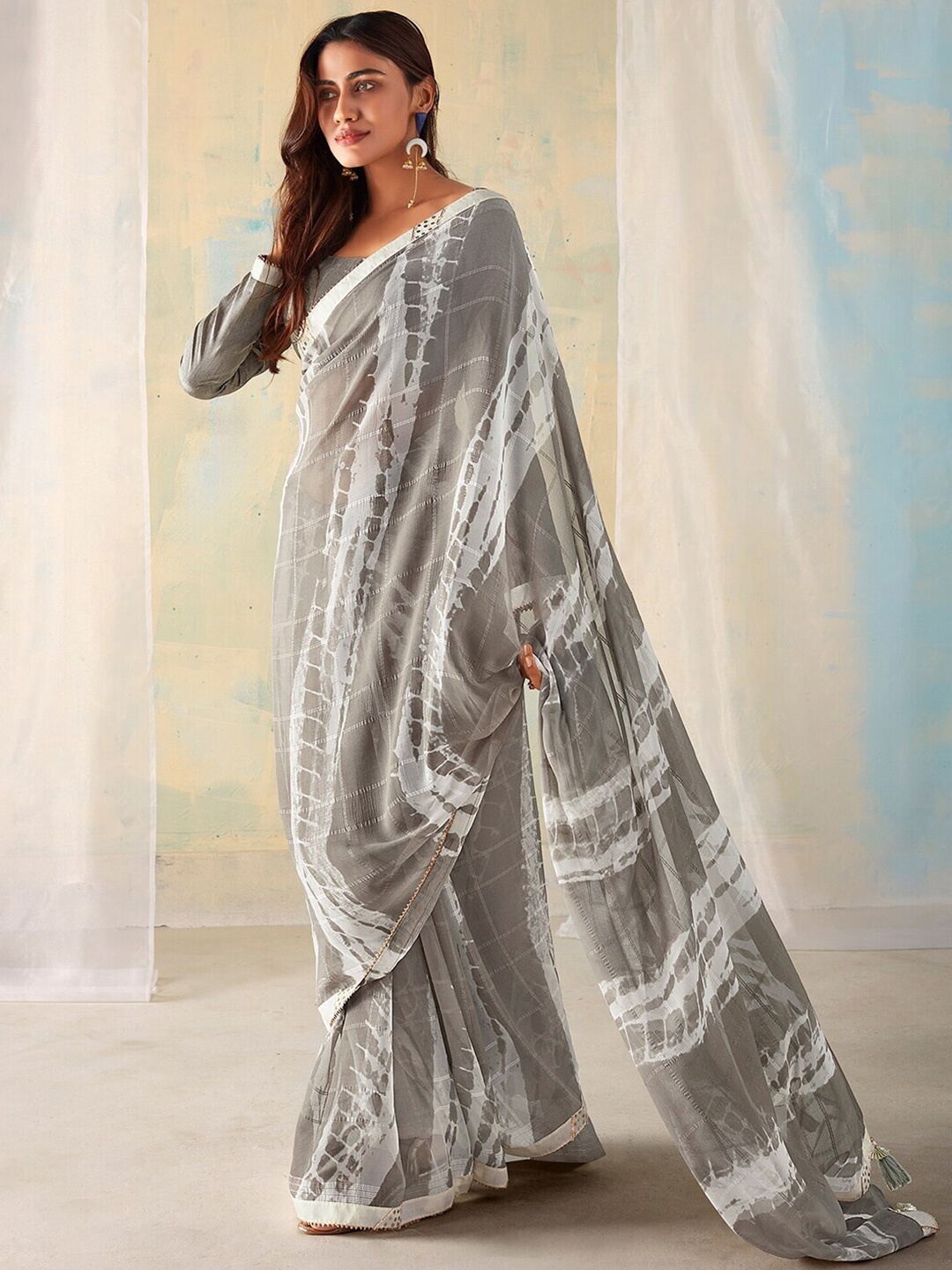 

MAGMINA Tie and Dye Patchwork Abstract Printed Saree, Grey