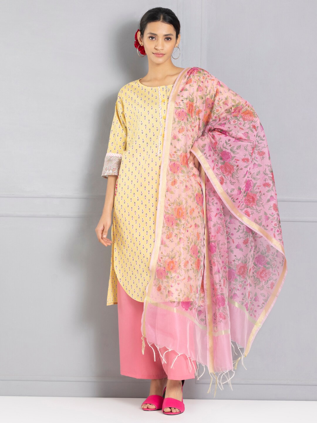 

SHAYE Floral Printed Dupatta with Zari, Pink