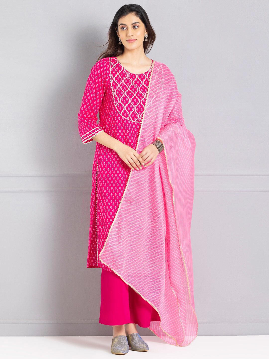 

SHAYE Leheriya Printed Gotta Patti Dupatta, Pink