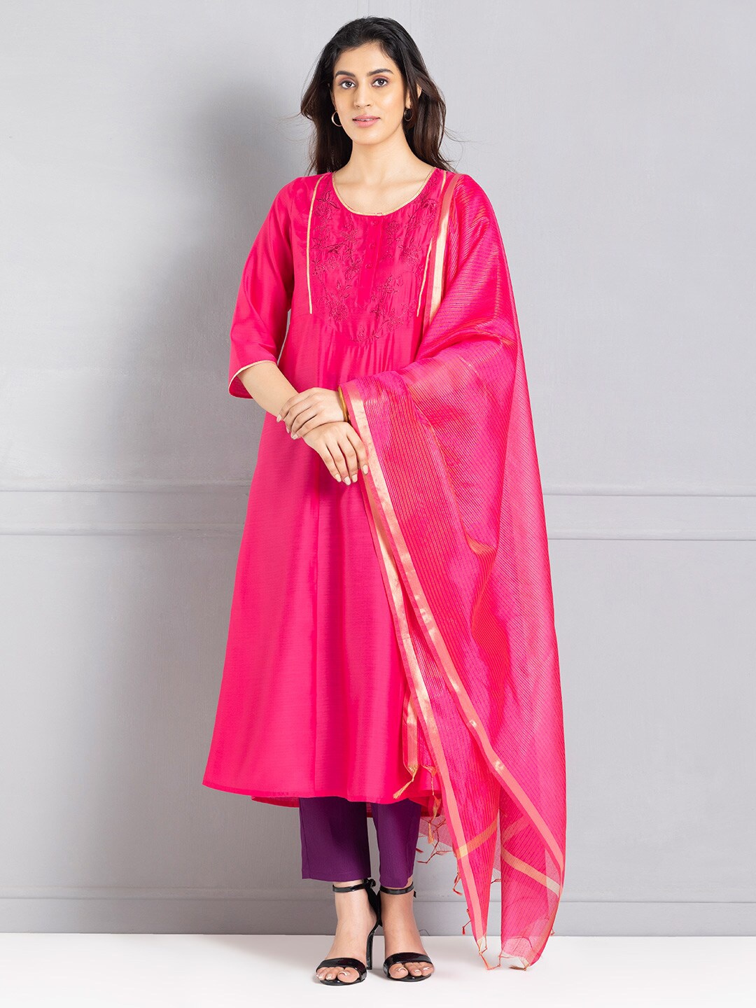 SHAYE Striped Zari Chanderi Dupatta, Magenta