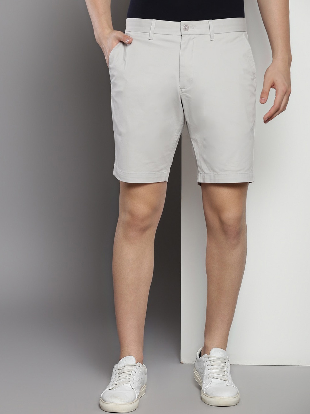 

Tommy Hilfiger Men Regular Fit Mid-Rise Chino Shorts, Grey
