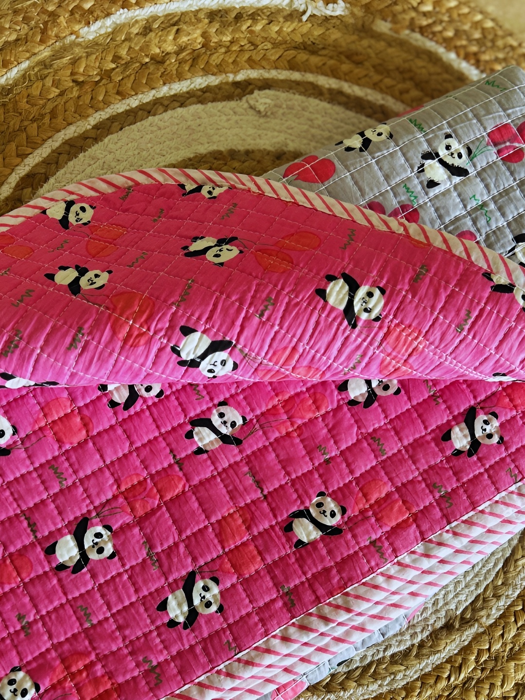 

PLAYFUL STITCHES White & Red Abstract Summer 210 GSM Single Bed Blanket