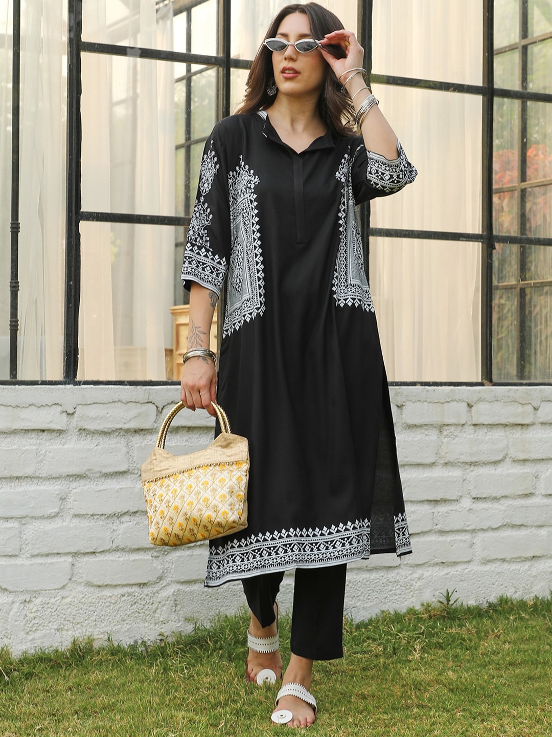 

QISSA Ethnic Motifs Printed Kurta With Trouser, Black