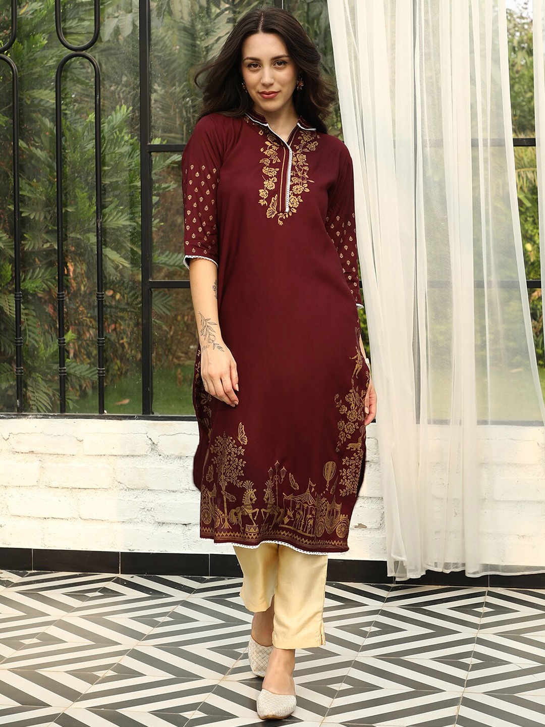 

QISSA Ethnic Motifs Printed Straight Kurta with Trousers, Maroon