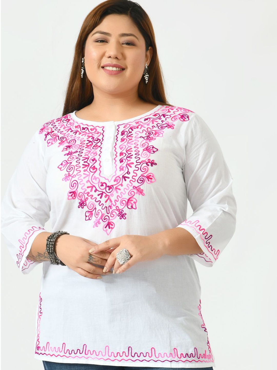 

SAAKAA Plus Size Round Neck Floral Print Cotton Top, White