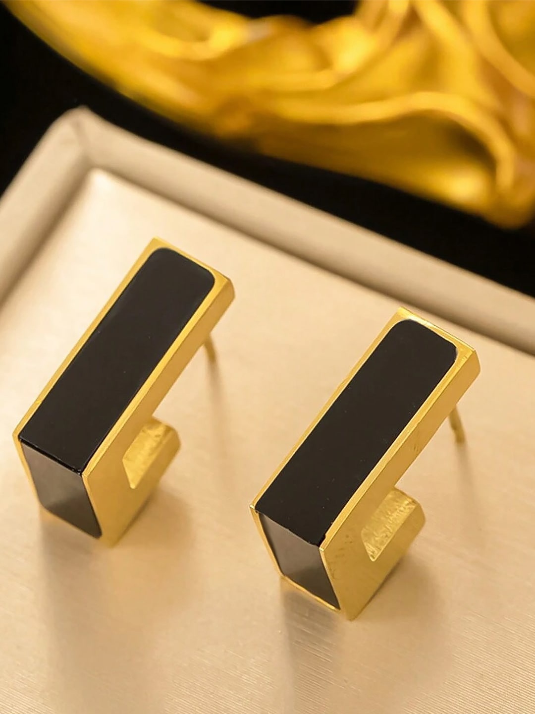 

PRIVIU Gold-Plated Stone Studded Contemporary Studs Earrings