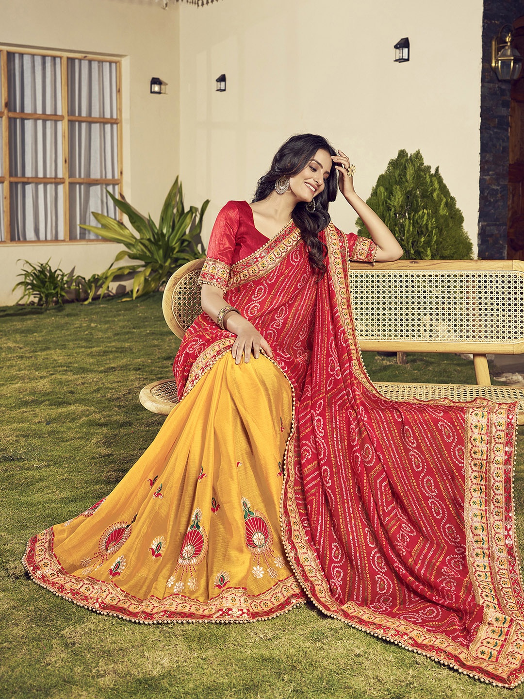 

Satrani Beads and Stones Bandhani Printed Saree, Red