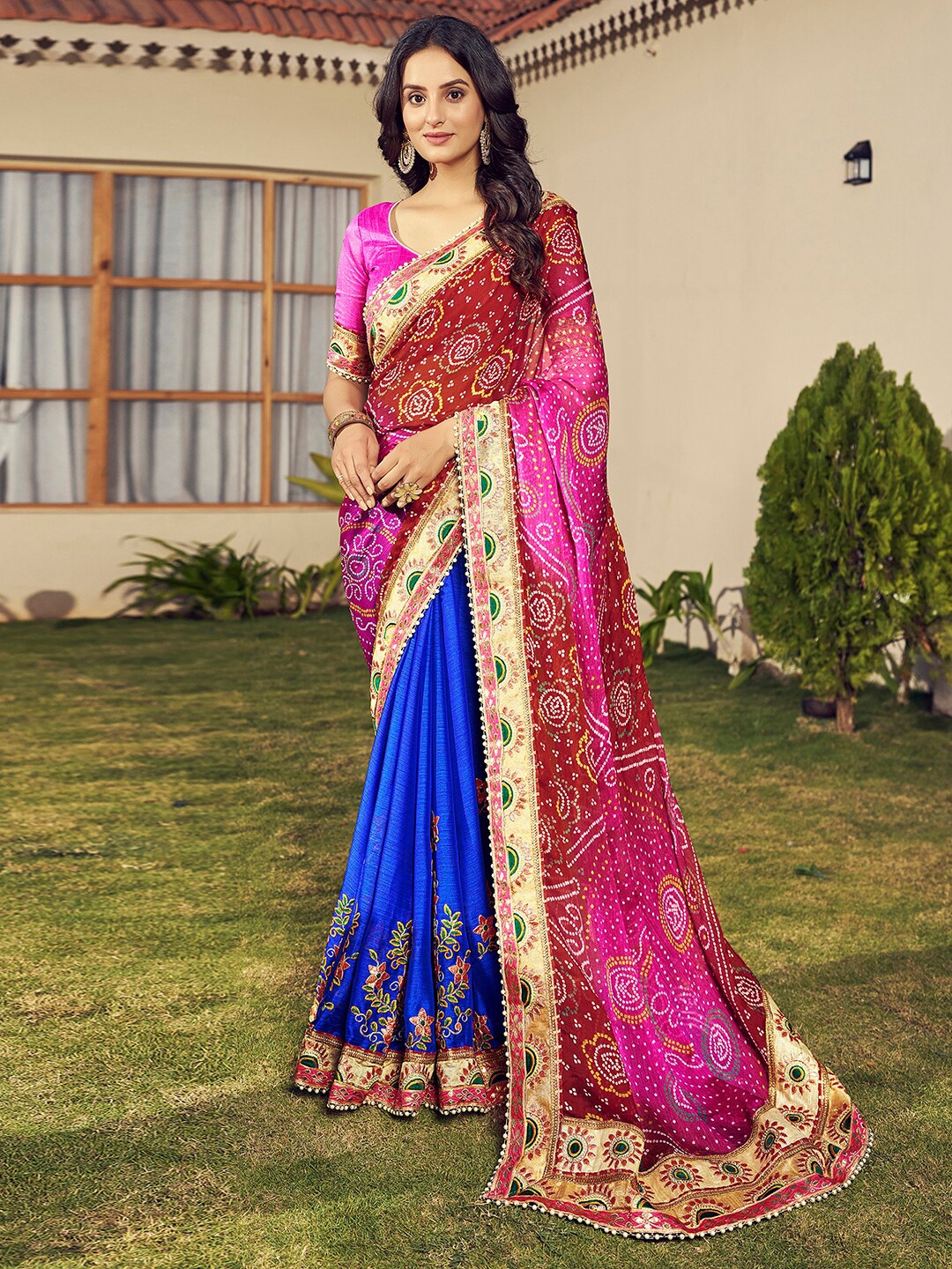 

Satrani Beads and Stones Bandhani Printed Saree, Maroon