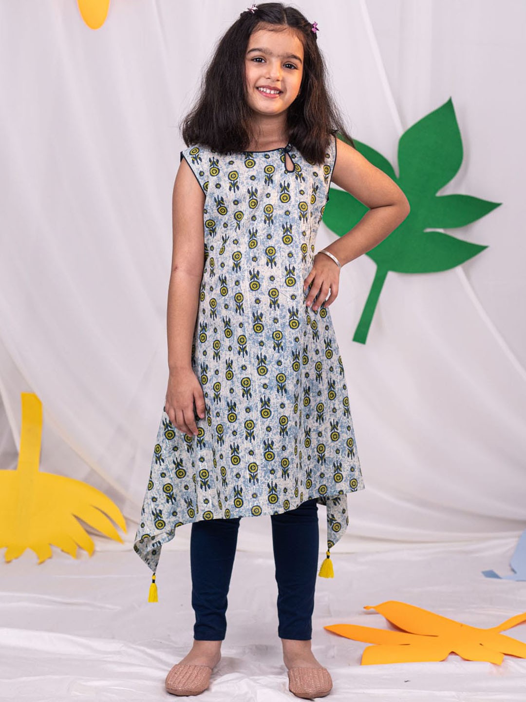 

VASTRAMAY Girls Floral Printed Regular Pure Cotton Kurta & Leggings, Blue