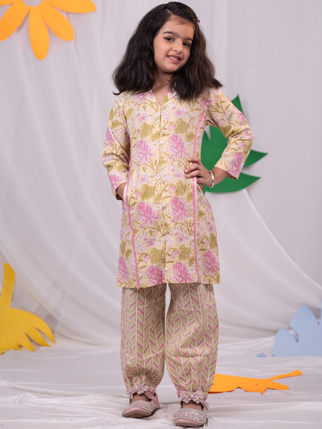 

VASTRAMAY Girls Floral Printed Shirt Collar Cuffed Sleeve Pure Cotton Kurta with Patiala, Yellow